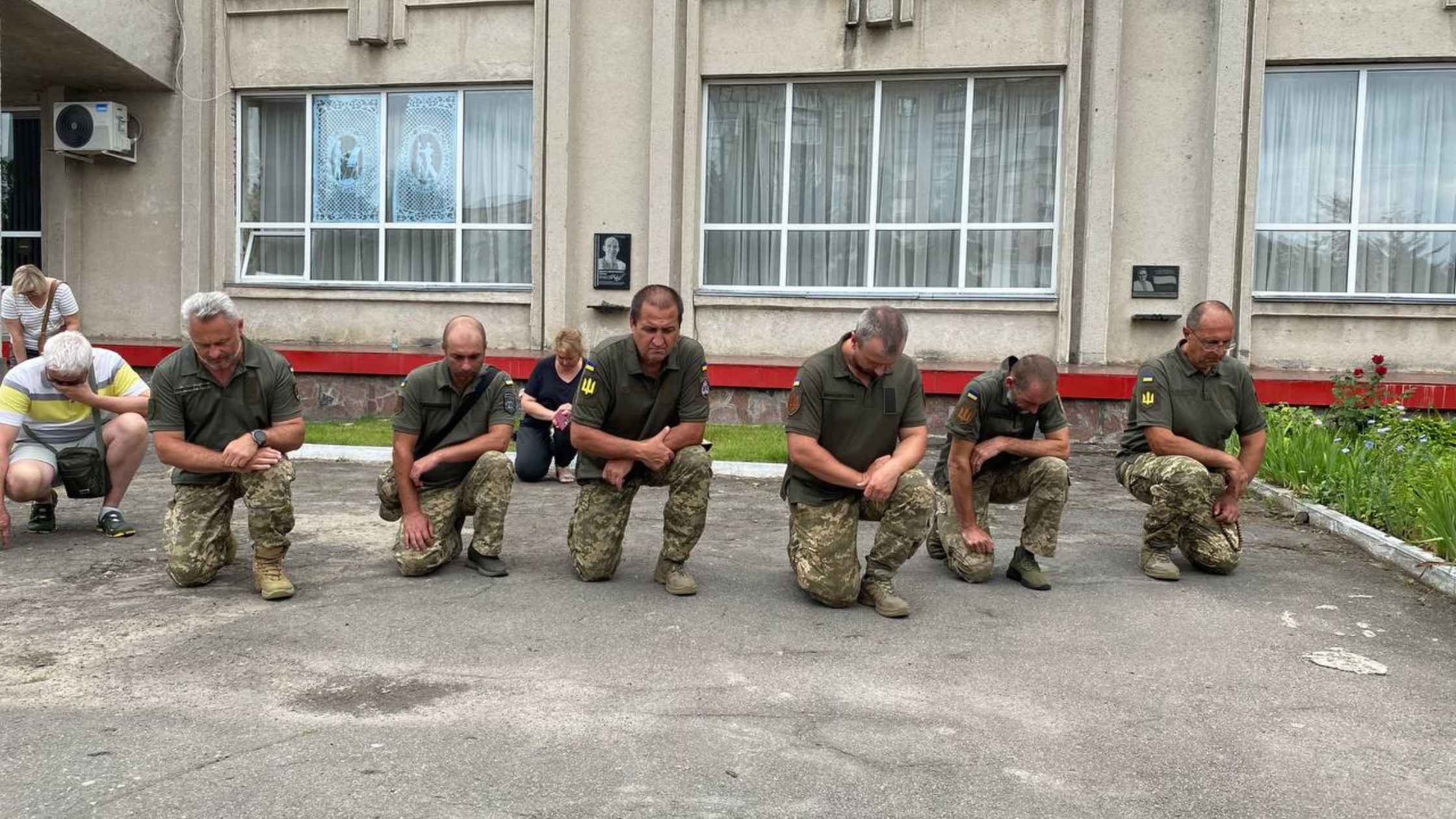 Центральна площа міста Хмільник знову наповнилася скорботою — хмільничани провели в останню путь свого земляка, Захисника України Володимира Олександровича Грабаровського.