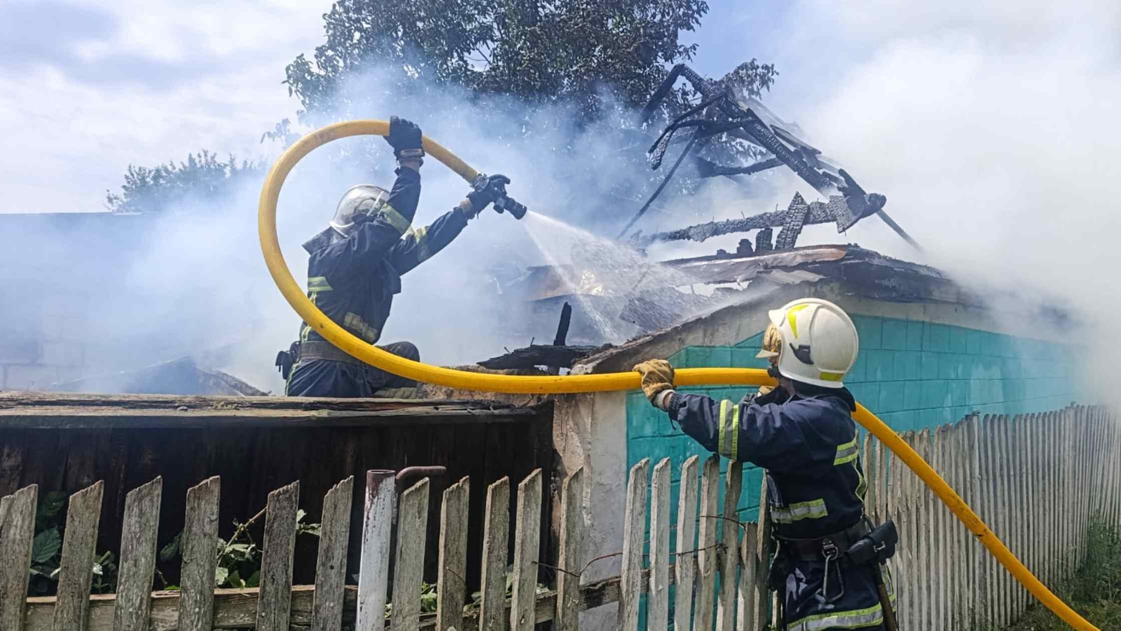 У Ладижинській громаді врятували від пожежі пшеничне поле. Загалом на Вінниччині за добу рятувальники ліквідували вісім пожеж. Чотири з них виникли в житловому секторі, ще дві — на відкритих територіях. Про це 23 липня інформує головне управління ДСНС України у Вінницькій області Через необережне поводження з вогнем невстановленої особи в селі Заозерне Ладижинської громади загорілася господарча будівля. Рятувальники швидко приборкали вогонь та запобігли його поширенню на поруч розташоване поле засіяне пшеницею, - йдеться у повідомленні. Одне з найбільших загорянь на відкритій території сталося за межами села Люлинці Липовецької громади — там вогонь охопив близько двох гектарів стерні. Коротке замикання електромережі стало причиною пожеж в господарських будівлях у селі Ставки Джулинської громади та у Гайсині, а несправність пічного опалення - в селі Виноградне Мурованокуриловецької громади.