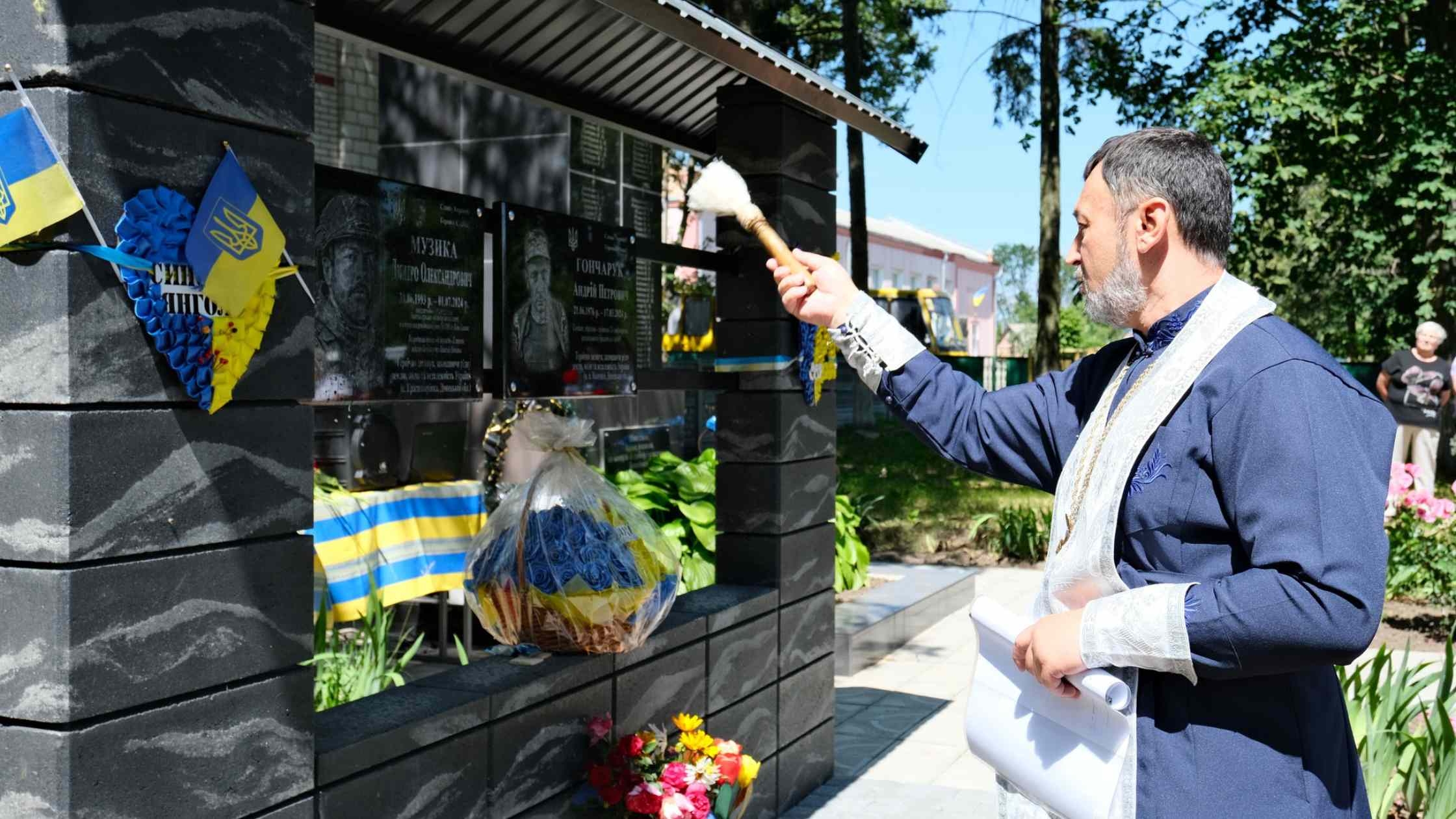 У Липовецькій громаді відкрили меморіальну дошку 31-річному загиблому земляку