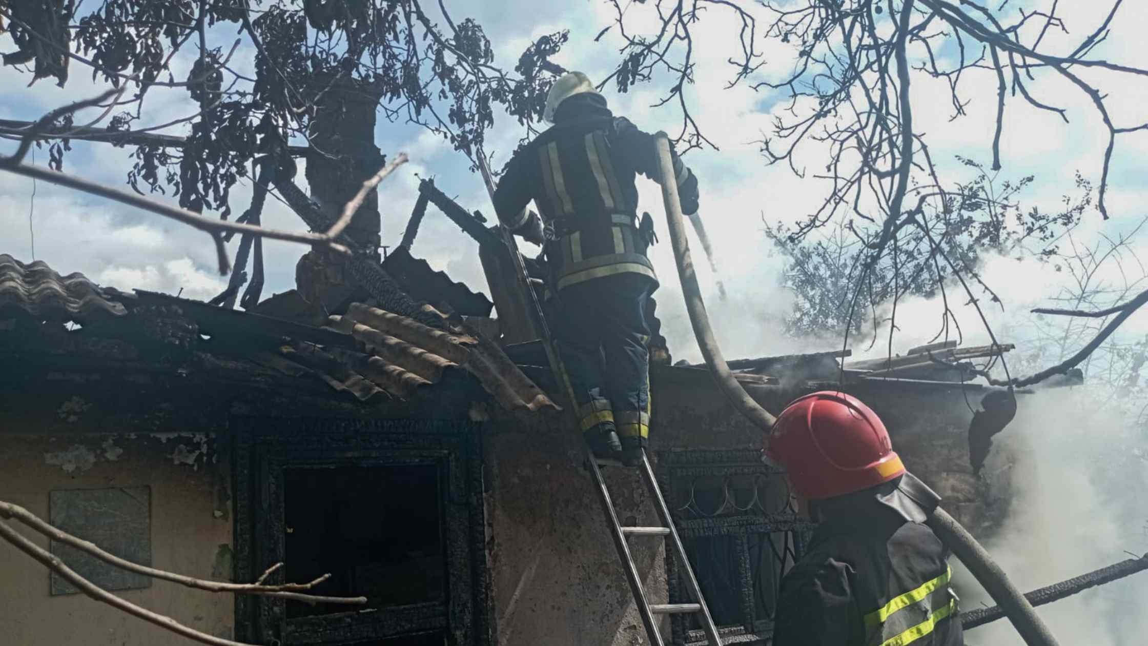 У Немирівської громади загорілася суха трава, а згодом і господарські будівлі