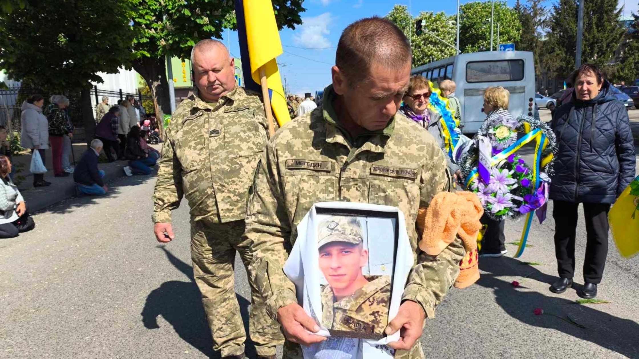 У Немирові “живим коридором” зустріли загиблого на фронті земляка