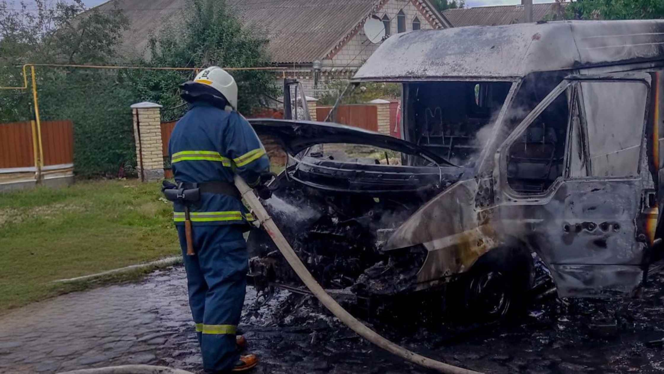 У пожежі загинула 35-річна жителька Томашпільської громади. Загалом бійці ДСНС на Вінниччині минулої доби ліквідували 11 пожеж. Про це 29 вересня інформує головне управління ДСНС України у Вінницькій області. Через необережність під час куріння зайнявся житловий будинок в селі Яришівка Томашпільської громади. На жаль, внаслідок пожежі загинула 35-річна жінка. Підрозділ ДСНС до ліквідації загоряння не залучали, - йдеться у повідомленні. У селі Северинівка Тростянецької громади через коротке замикання акумулятора загорівся автомобіль. Внаслідок пожежі травмувались 29-річний і 56-річний чоловіки. Обох постраждалих госпіталізували до медичних закладів. Надзвичайники ліквідували ще одну пожежу в житловому будинку селища Оратів. Загорілося в одній із кімнат помешкання на площі 30 кв.м. Ще три пожежі ліквідували на відкритих територіях у Бершадській, Ладижинській та Чечельницькій громадах на площі понад 2,5 гектари.