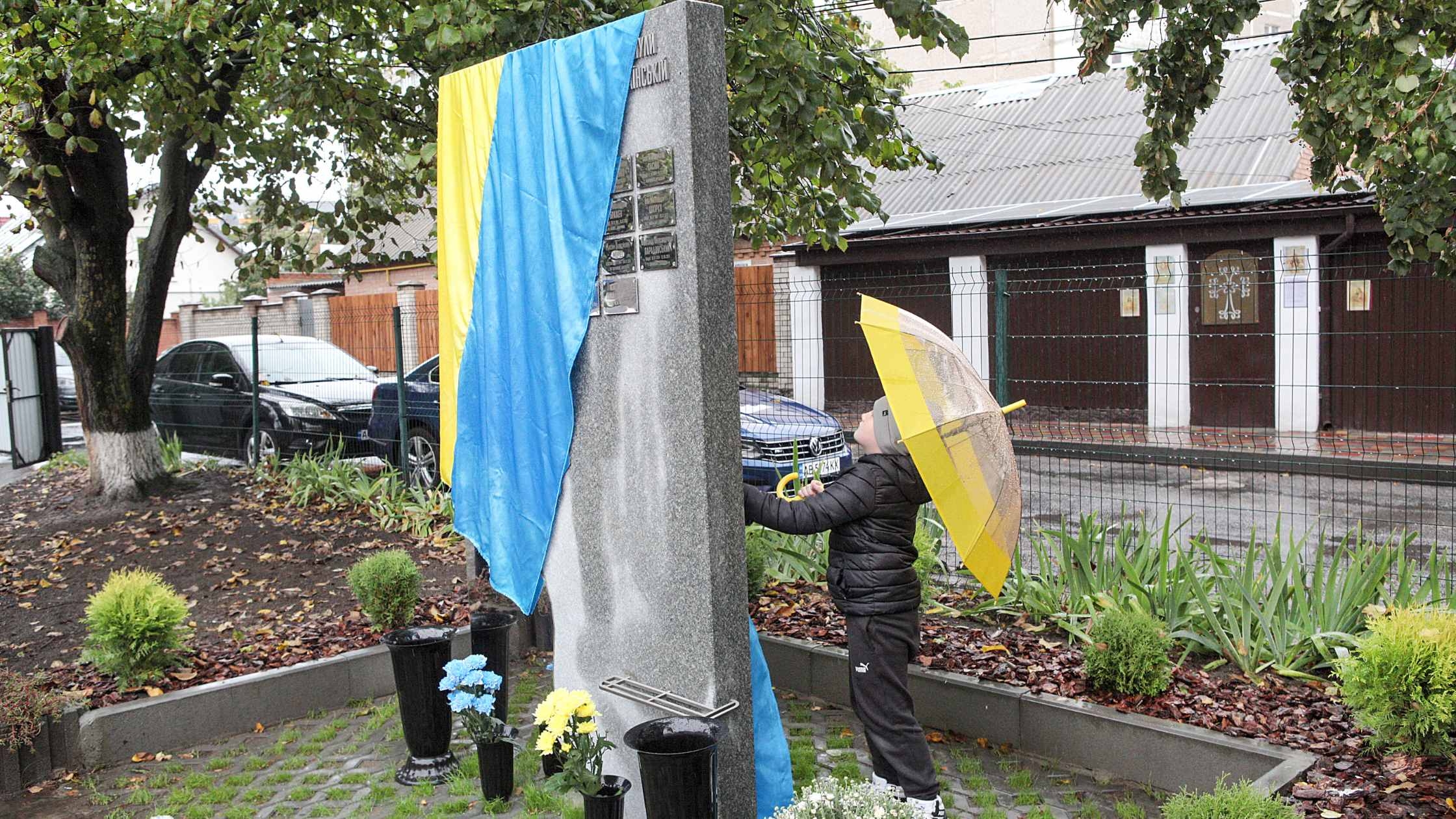 У п’яти ліцеях Вінниці відкрили пам’ятні знаки на честь загиблих випускників