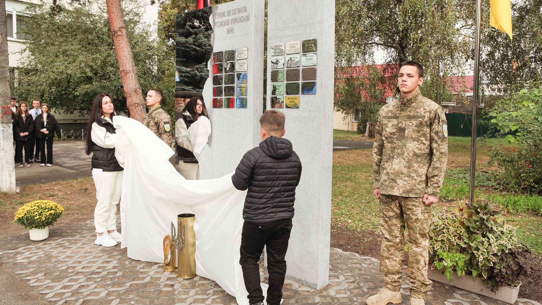 У трьох вінницьких ліцеях відкрили пам’ятні знаки на честь загиблих Героїв-випускників