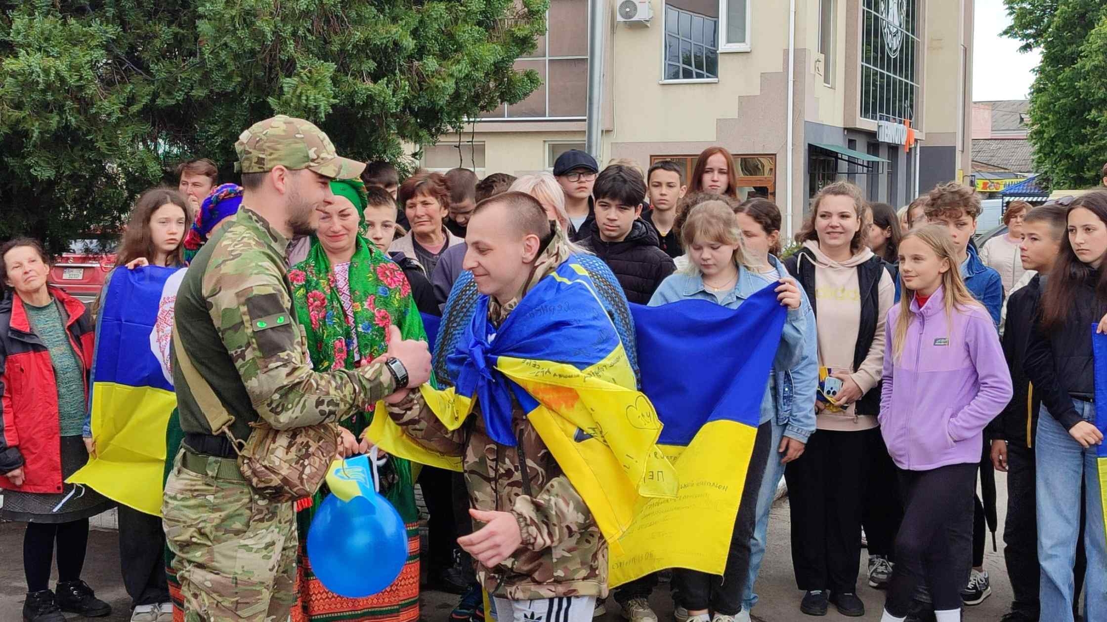 У Тульчині громада зустріла юнака-добровольця, який понад рік перебував у полоні