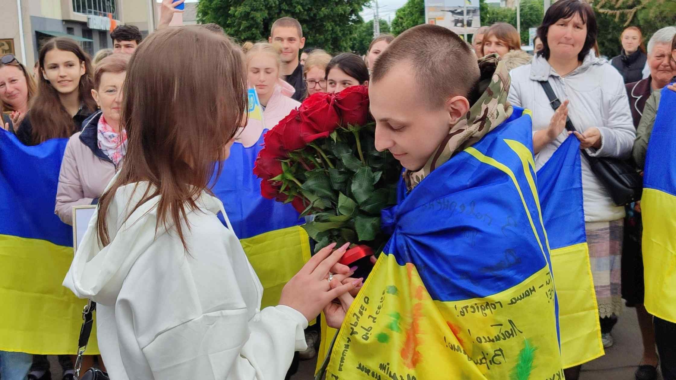 У Тульчині громада зустріла юнака-добровольця, який понад рік перебував у полоні