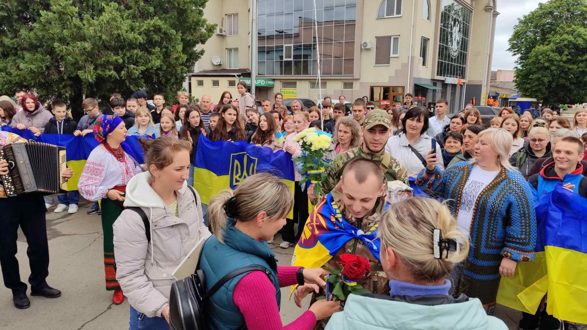 У Тульчині громада зустріла юнака-добровольця, який понад рік перебував у полоні
