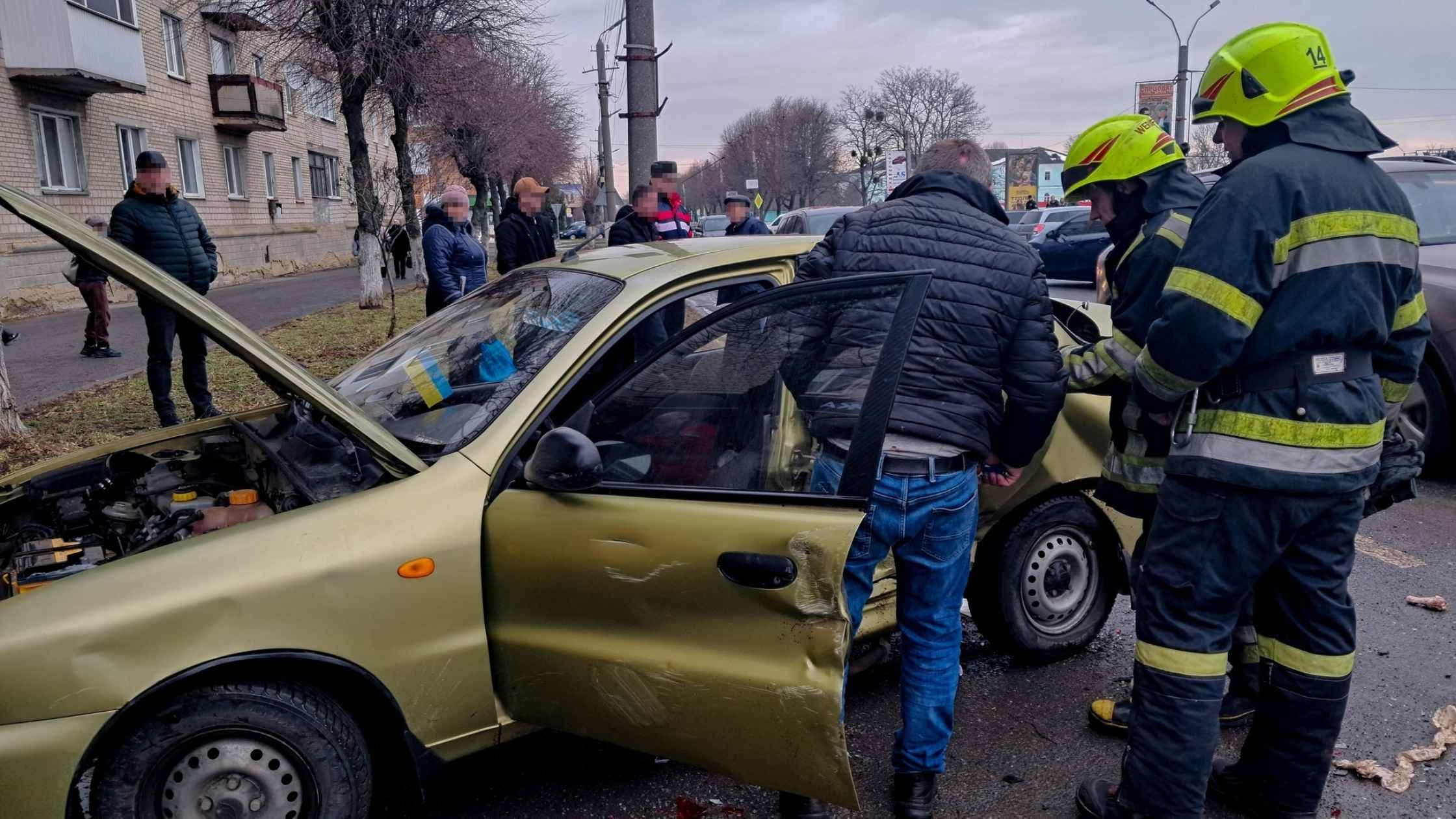 У Тульчині рятувальники деблокували людей з пошкодженого в аварії авто