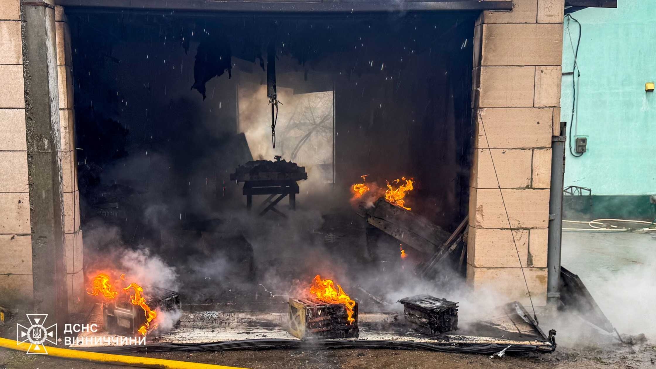 У Турбові вогонь з палаючого гаража ледь не перекинувся на будівлю поруч