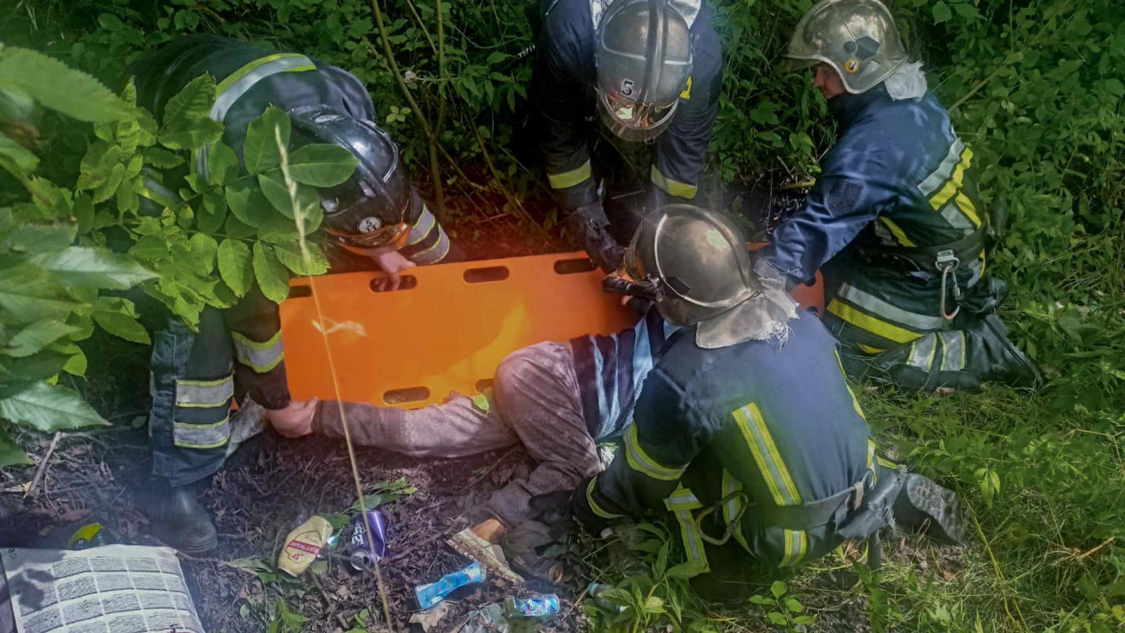 У Вінниці 62-річна жінка впала з двометрового схилу