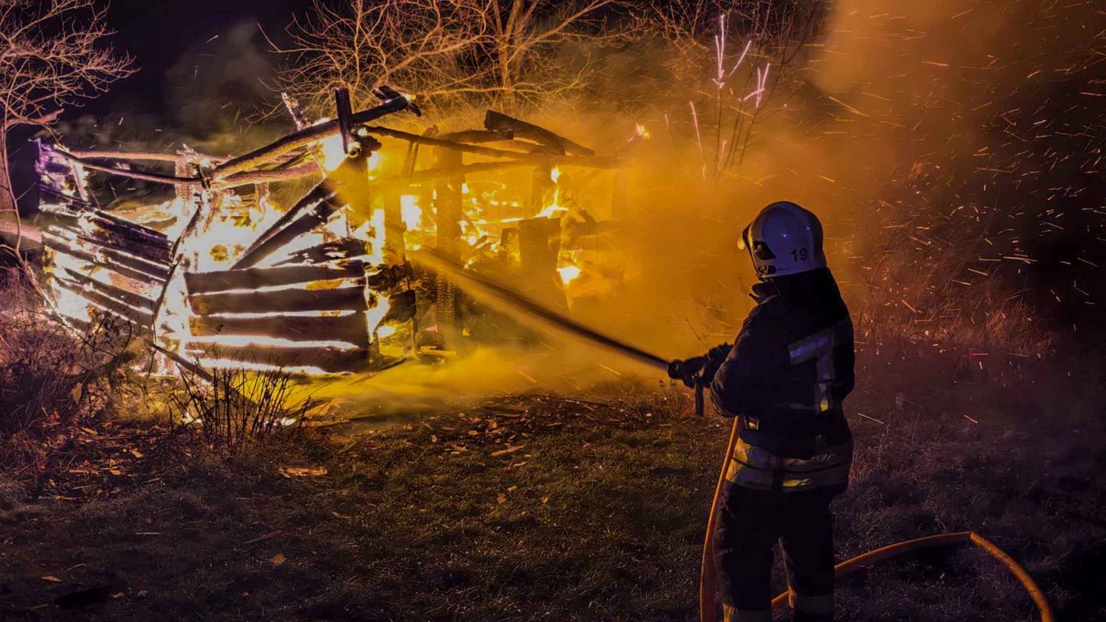 У Вінниці через необережне поводження з вогнем спалахнув житловий будинок