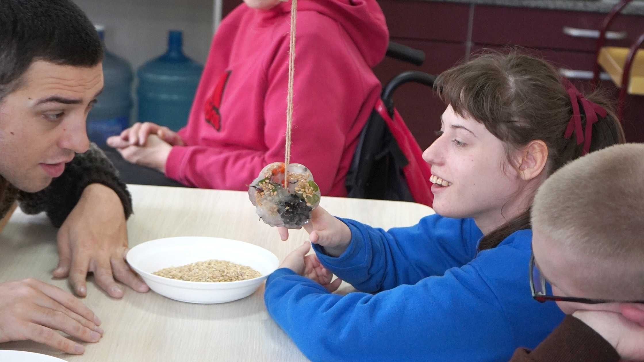 У Вінниці діти та молодь з інвалідністю створюють екогодівнички для птахів