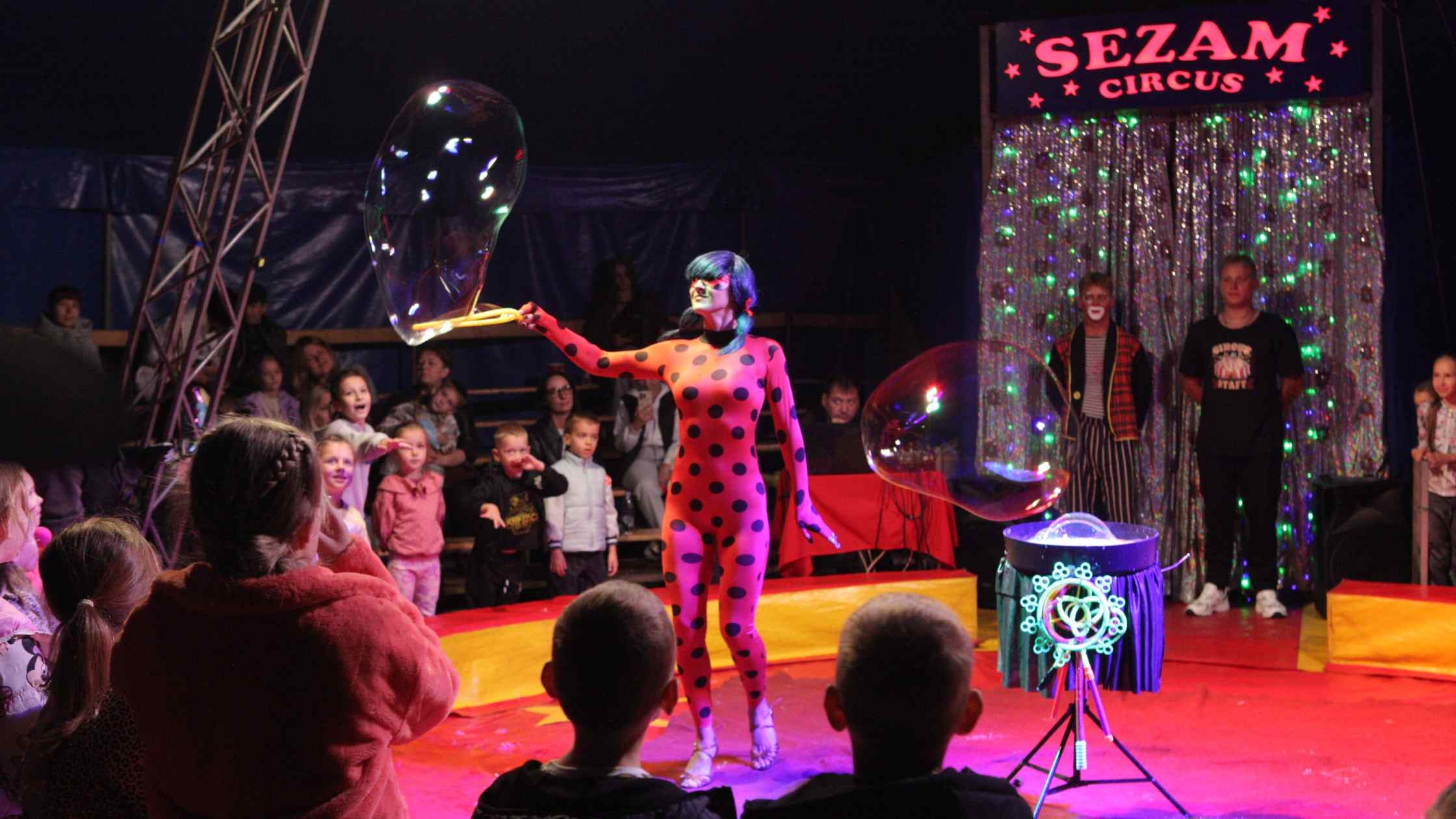 У Вінниці для дітей захисників влаштували похід в цирк