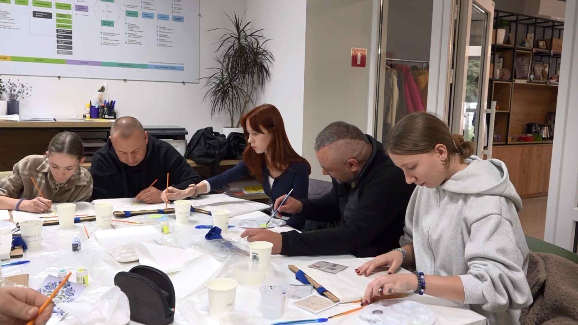 У Вінниці для ветеранів та їхніх дітей влаштували майстер-клас - розписували шопери