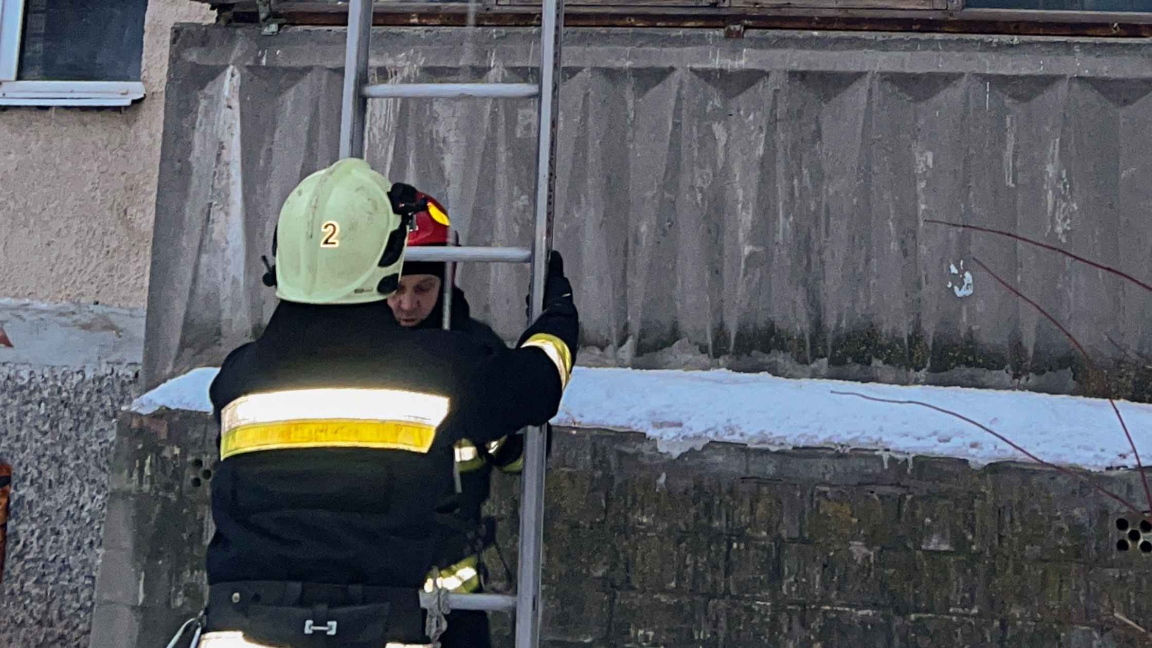 У Вінниці дворічний малюк випадково зачинив маму на балконі