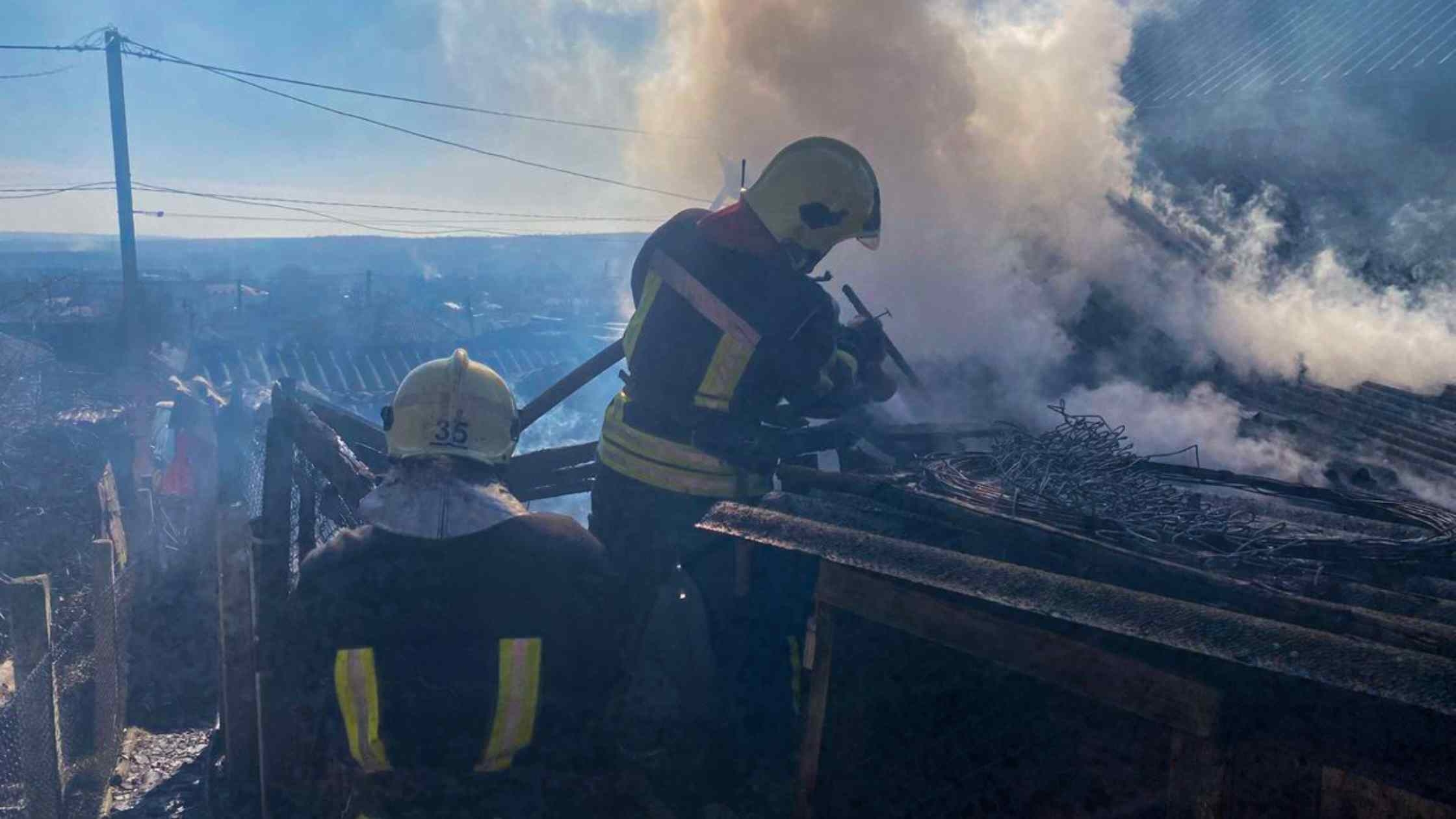 У Вінниці горіли господарчі будівлі в чотирьох громадах. Бійці ДСНС зробили все можливе, аби врятувати споруди від вогню.