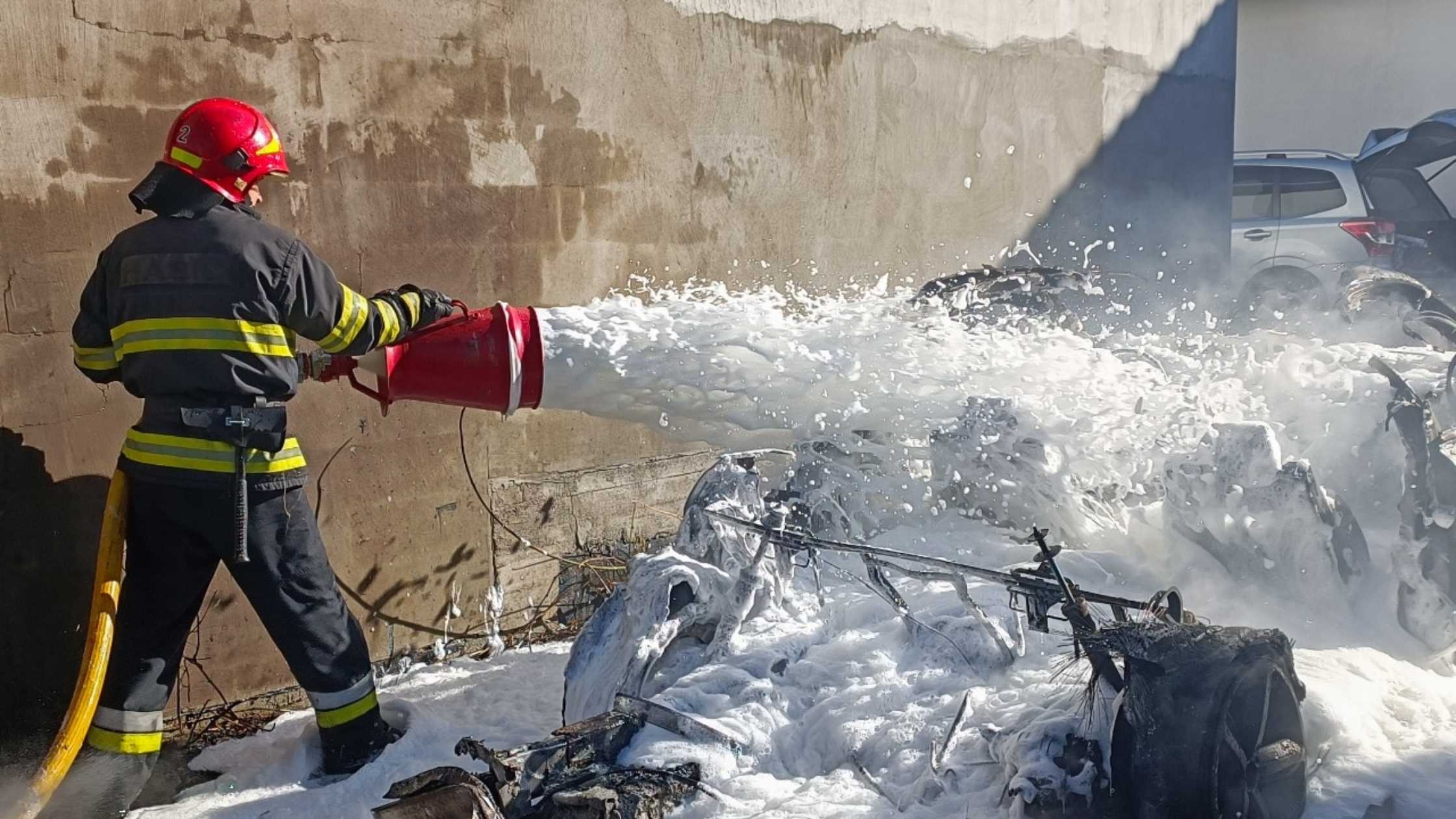 У Вінниці горів легковик – вогонь перекинувся на автівки, припарковані поруч