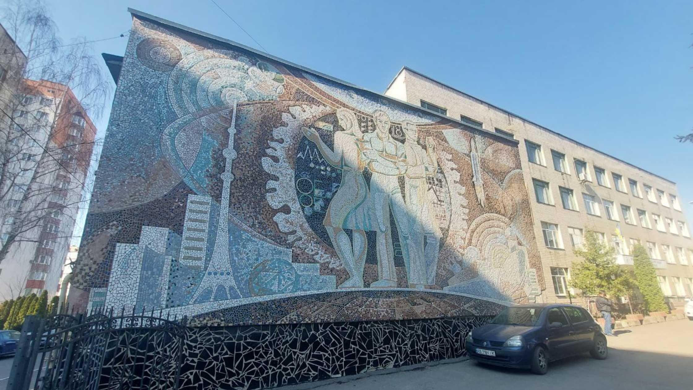 У Вінниці на фасадах будівель очистять історичні мозаїки