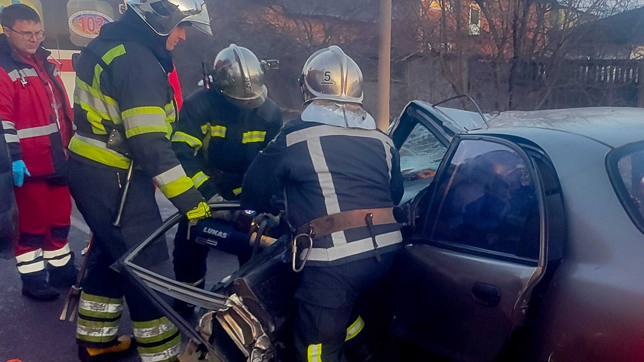 У Вінниці на вул. Левка Лук’яненка деблоковували водія з розтрощеної автівки