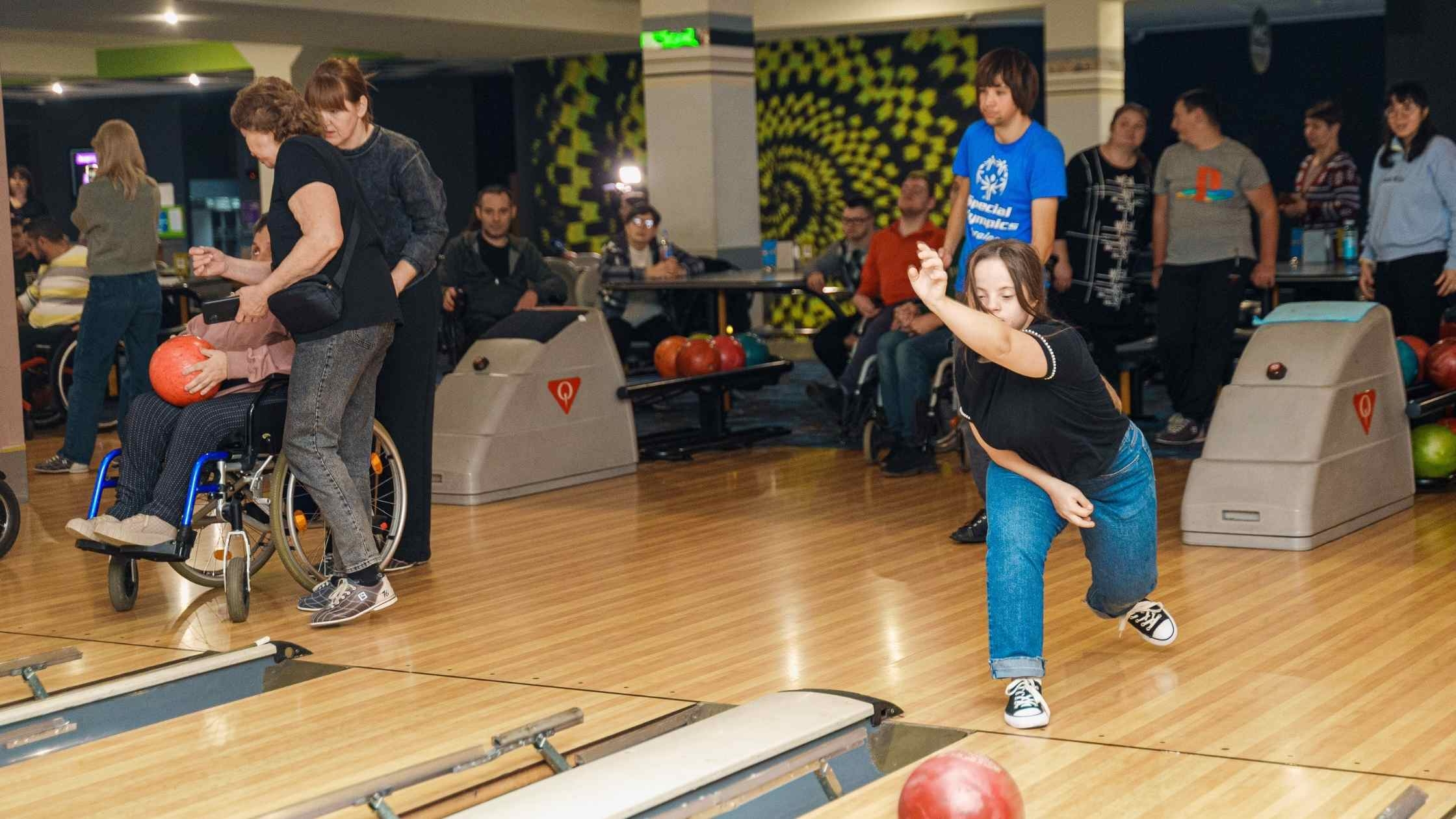 У Вінниці організували похід в боулінг для молоді з інвалідністю
