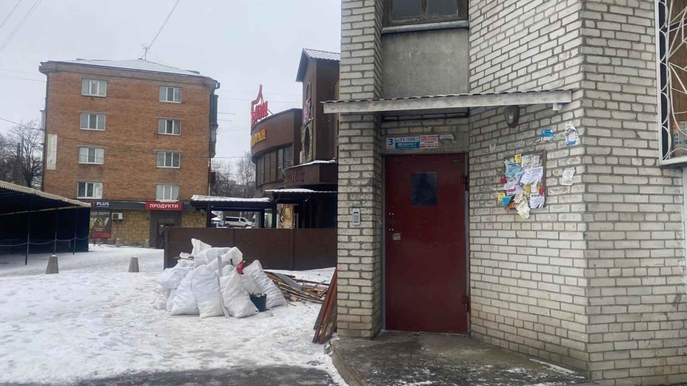 У Вінниці порушник складав будівельні відходи посеред загального двору