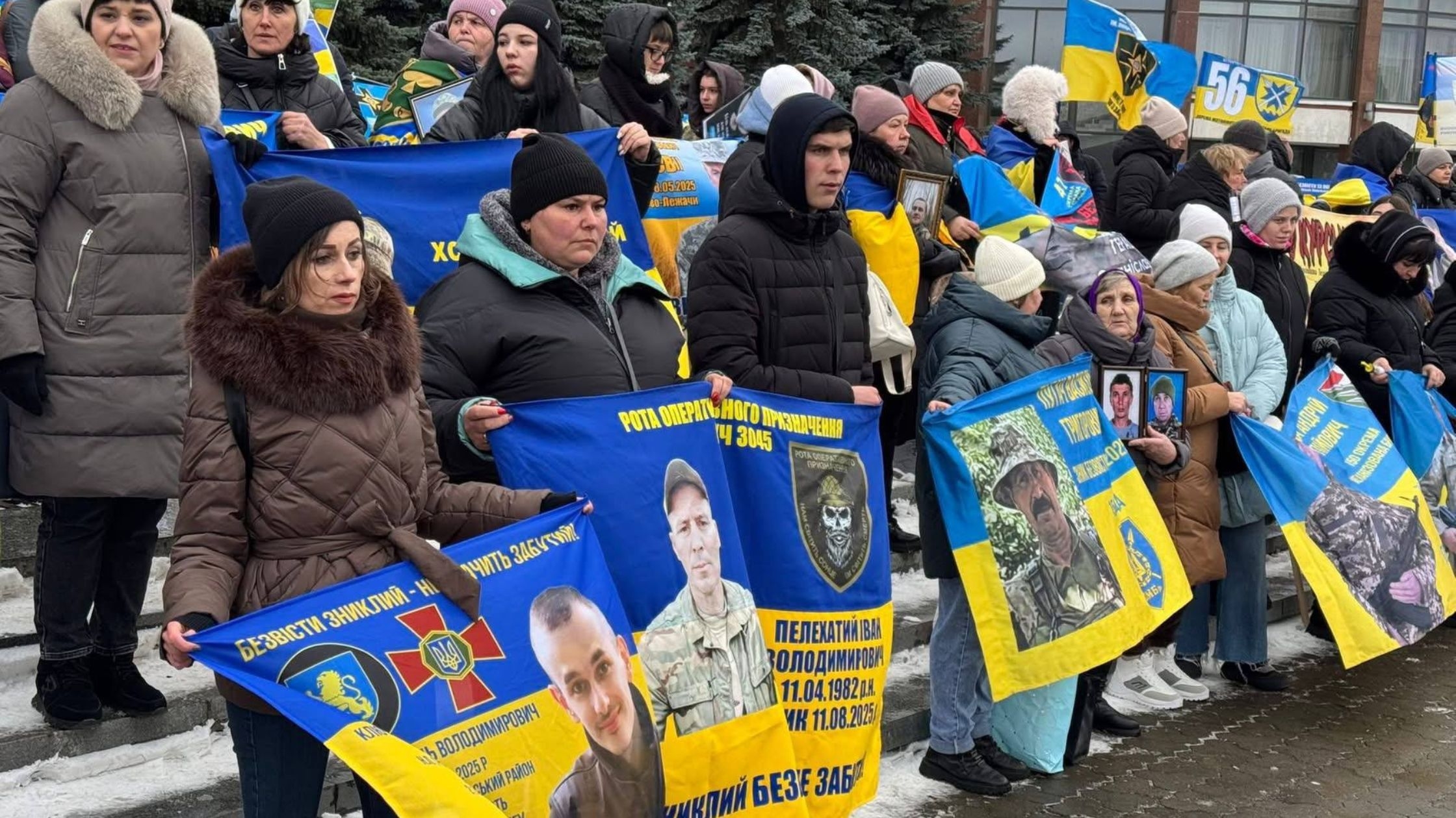 У Вінниці розгорнули найбільший в Україні прапор із фотографіями військовополонених