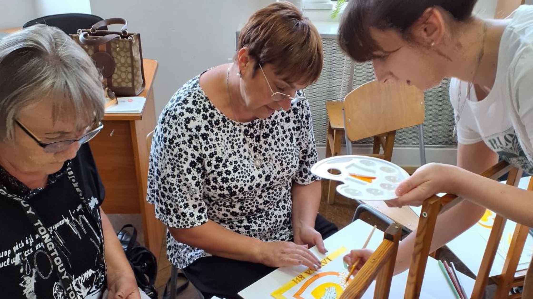 У Вінниці створюють хустинки пам’яті: арттерапія для матерів загиблих Захисників
