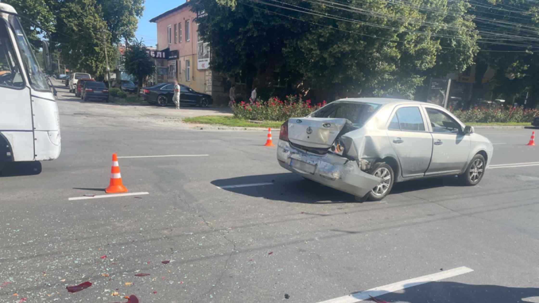 У Вінниці в ДТП серйозно постраждали дві 70-річні пасажирки автобуса