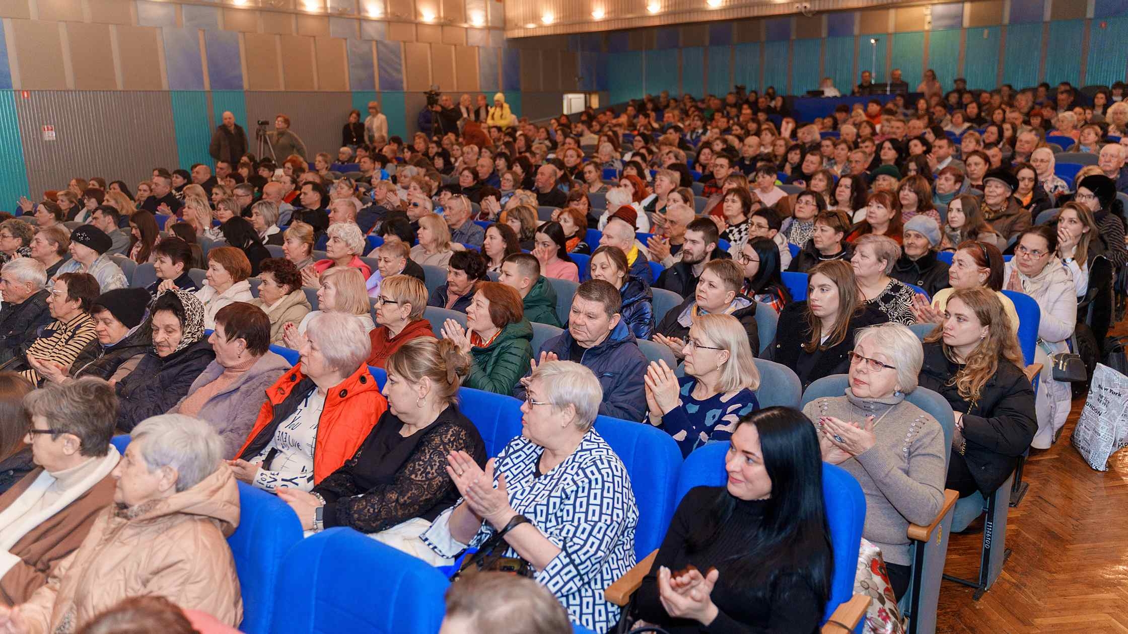 У Вінниці ветерани, родини Захисників і полеглих Героїв безкоштовно відвідали виставу «Казка гір»