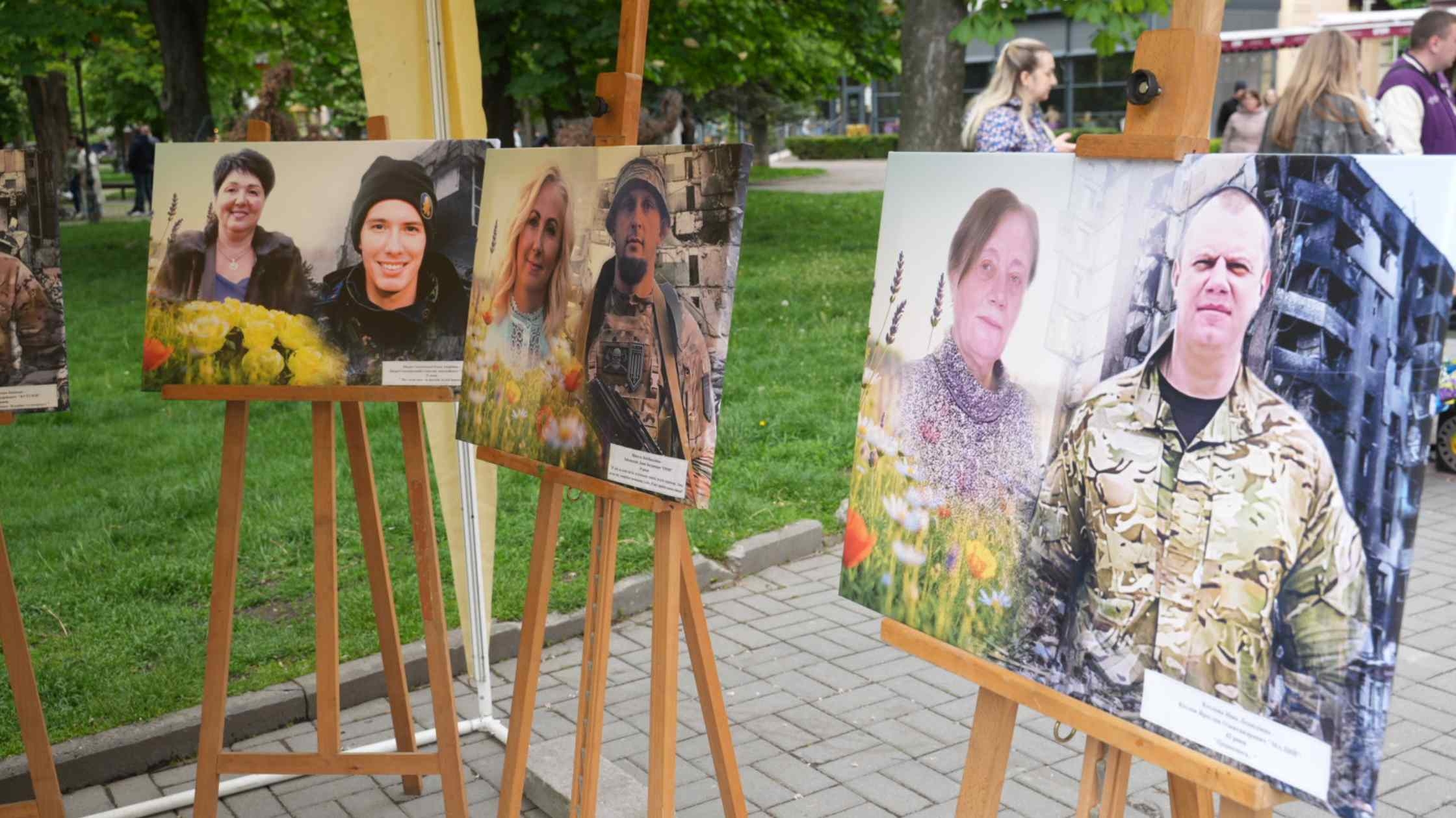 У Вінниці влаштували зворушливу фотовиставку до Дня матері «Серце матері воїна»