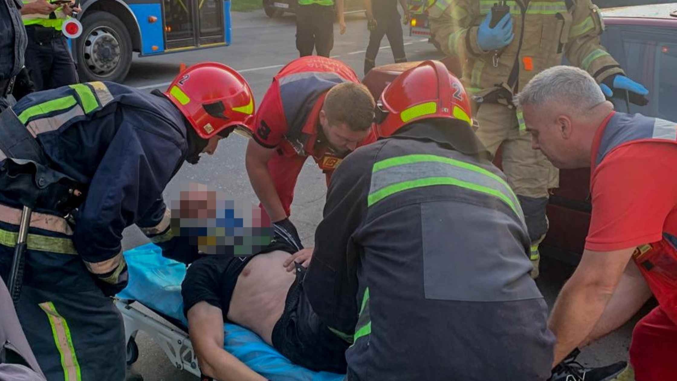 У Вінниці внаслідок ДТП одного з водіїв затиснуло в салоні