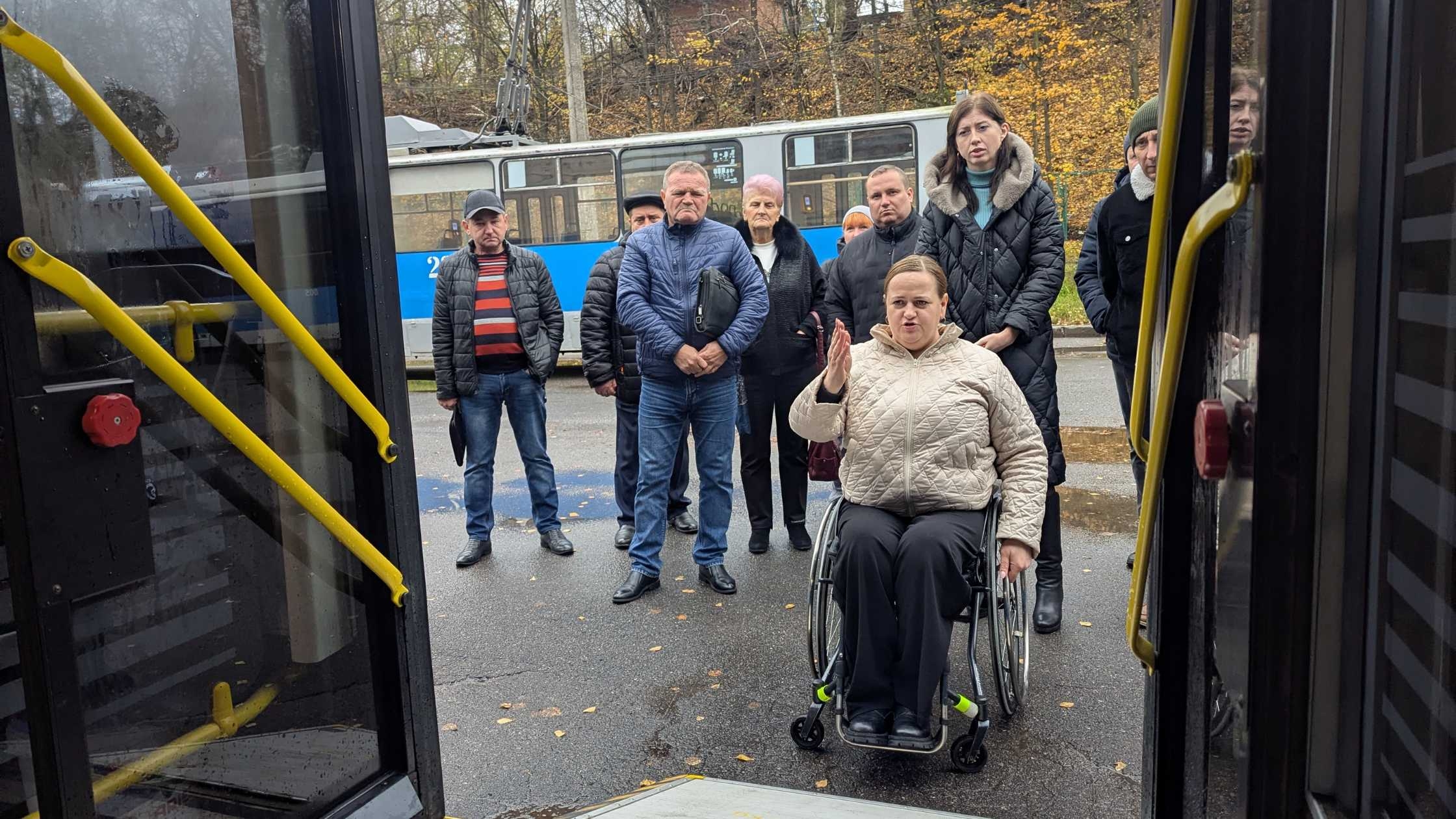 У Вінниці водії громадського транспорту вчилися допомагати пасажирам на кріслах колісних
