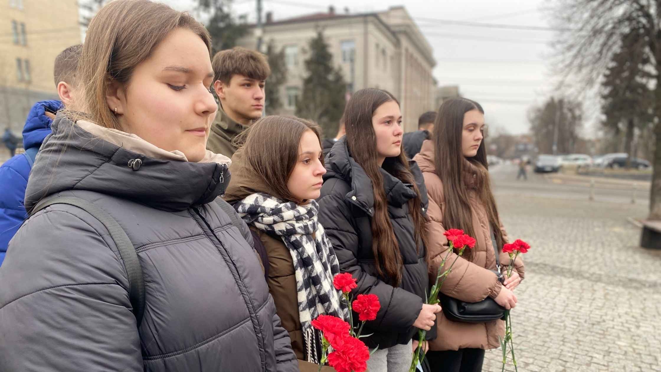 У Вінниці вшановують пам’ять випускників шкіл, чиї життя забрала війна