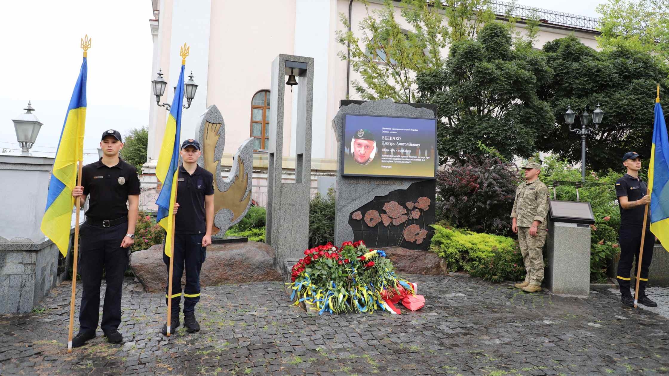 24 серпня, у День Незалежності, у Вінниці вшанували пам'ять захисників і захисниць, які віддали життя у боротьбі за незалежність, суверенітет і територіальну цілісність України. Про це інформують у Вінницькій облраді. Керівництво області й міста, депутати облради, військові, працівники поліції та ДСНС, керівники обласних комунальних закладів та громадськість поклали квіти до пам’ятного знаку «Небесній Сотні та загиблим героям російсько-української війни» на площі Тараса Шевченка. Вшановуємо тих, хо загинув у боротьбі за Україну. Пам'ятаємо ціну, яку заплатили захисники й захисниці за незалежність, суверенітет і територіальну цілісність нашої країни, – сказав голова обласної Ради Вячеслав Соколовий. – Вічна пам'ять Героям! Слава Україні!
