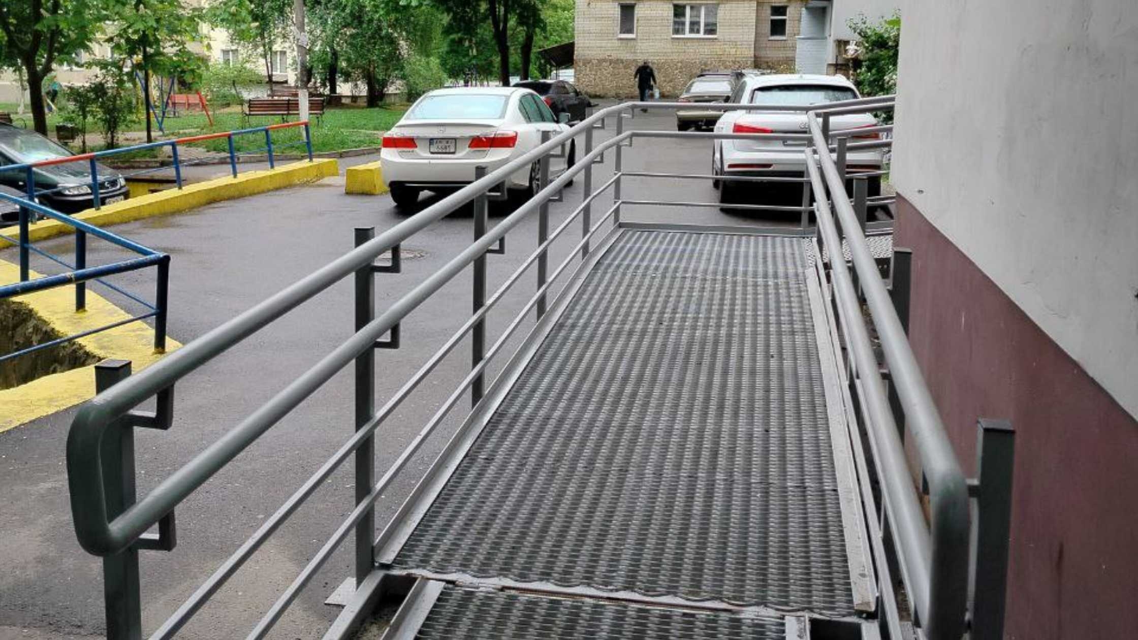 У Вінниці встановили пандус біля багатоповерхівки, де проживає ветеран війни