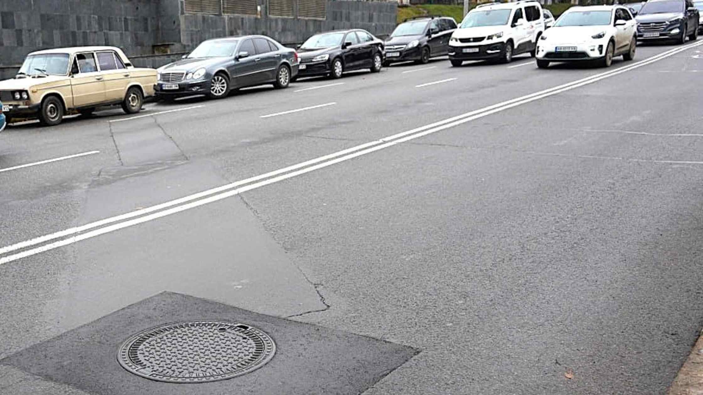 У Вінниці завершили встановлювати удосконалені люки на Хмельницькому шосе