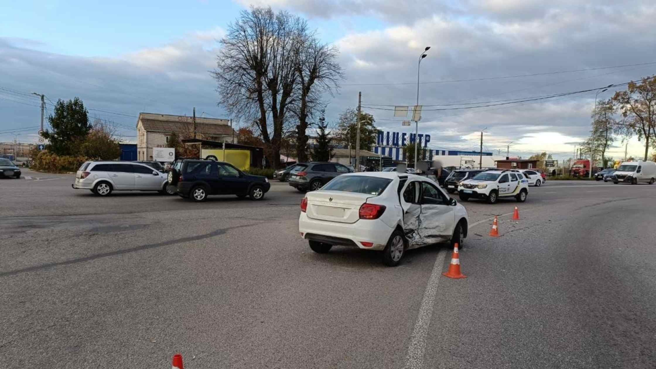 У Вінниці зіткнулись два легкових автомобілі, постраждалі - в лікарні