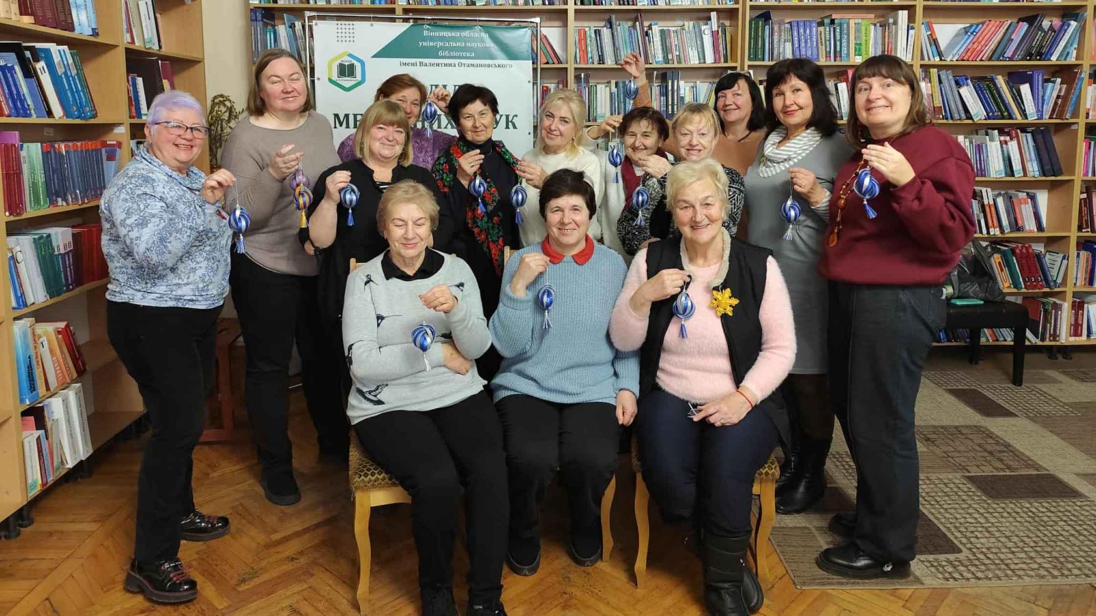 У вінницькій бібліотеці влаштували творчий майстер-клас «Магія новорічних прикрас»