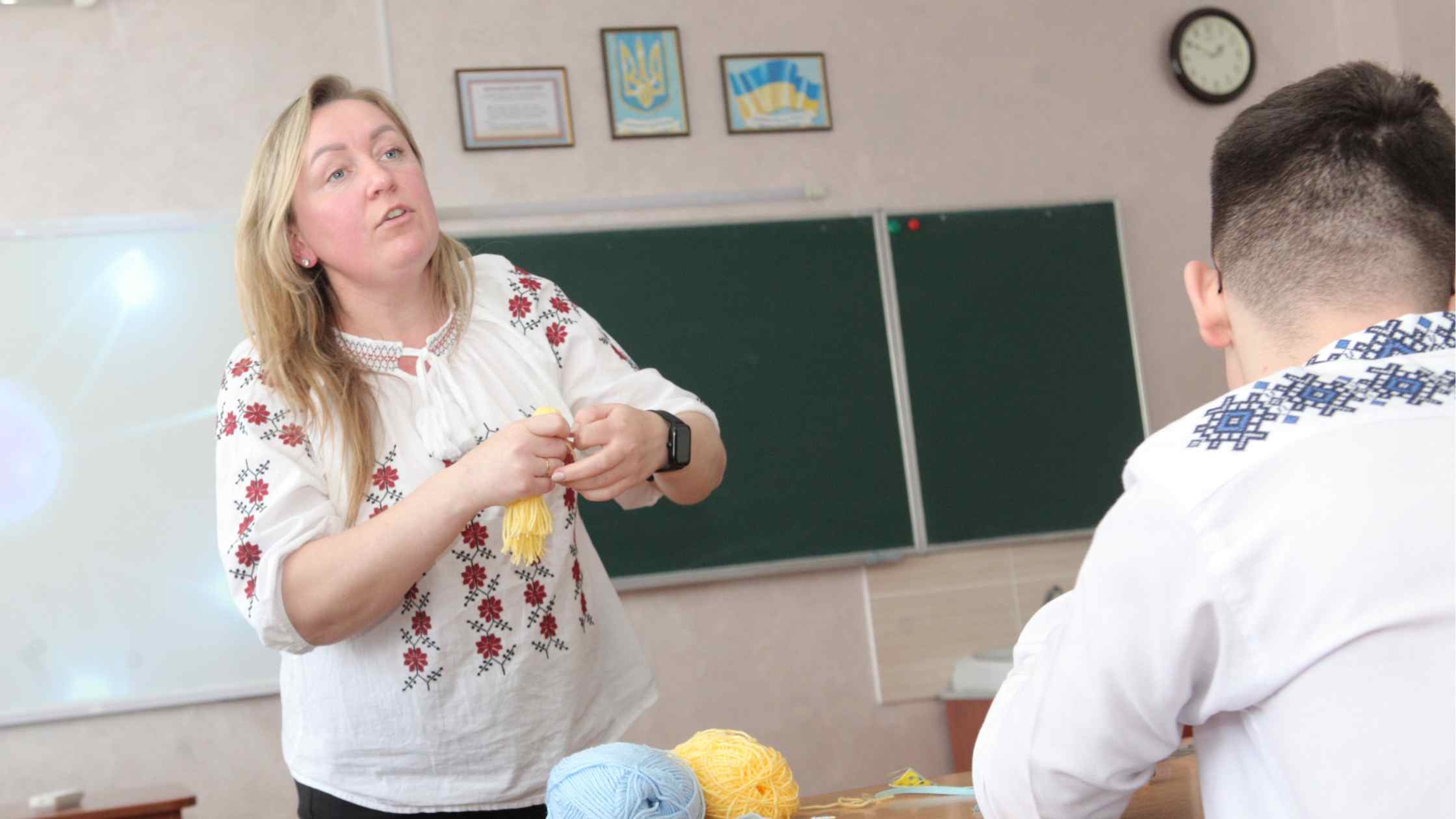У вінницькому ліцеї №6 влаштували для учнів майстер-клас із виготовлення ляльки-мотанки