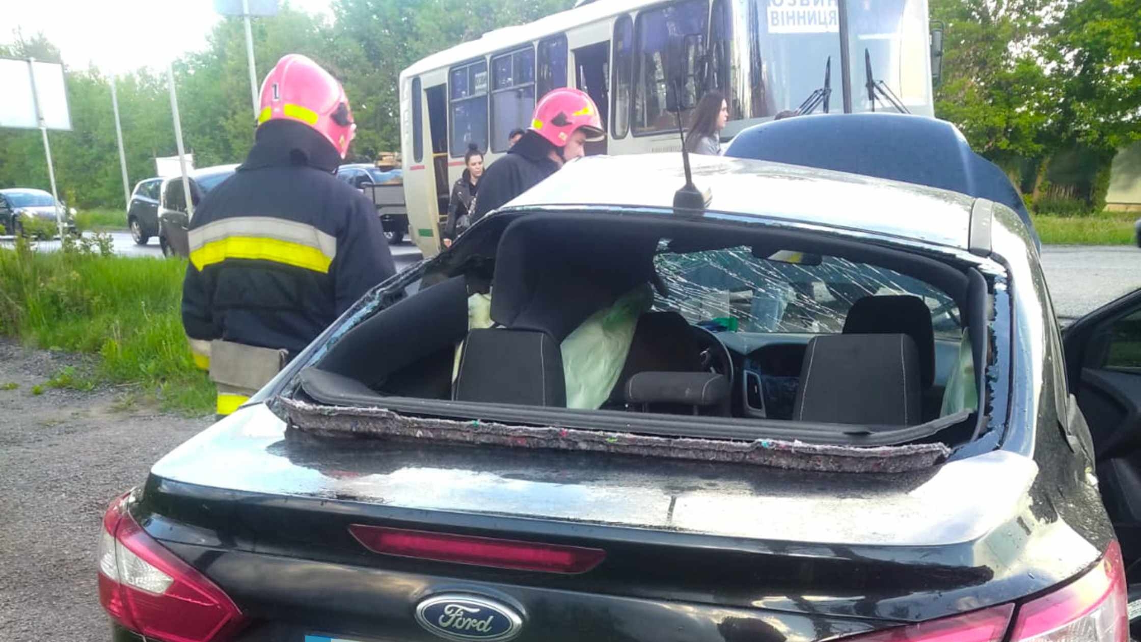 У Вінницькому районі сталась аварія за участі двох автобусів і легковика. В результаті аварії 61-річну водійку затиснуло в салоні.