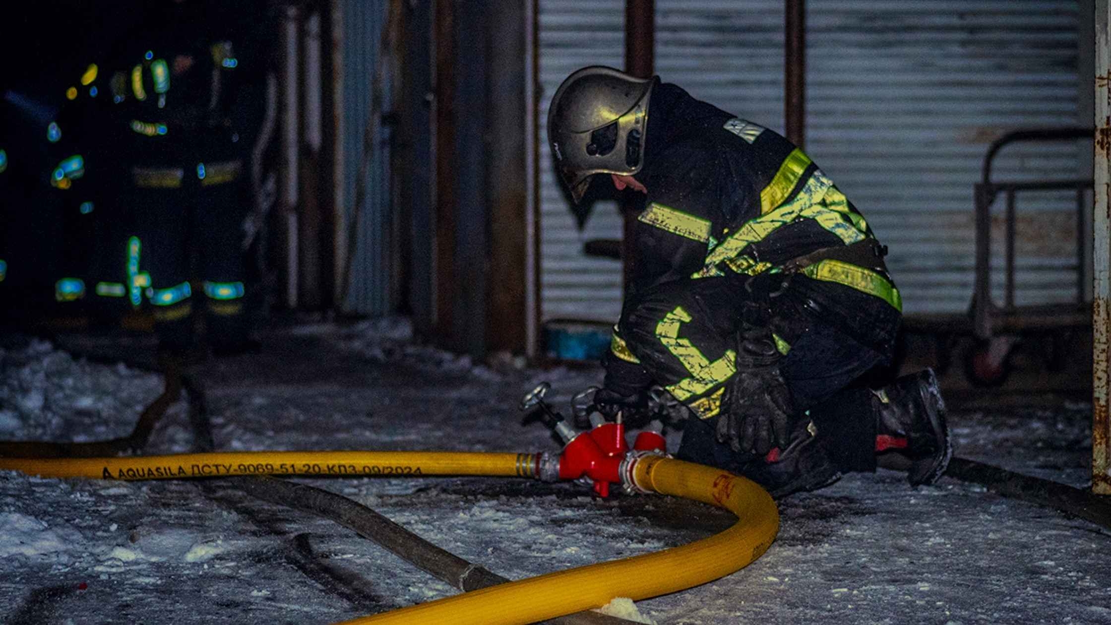 У Вінницькому районі вщент згорів легковик, а у Вінниці загорівся гараж