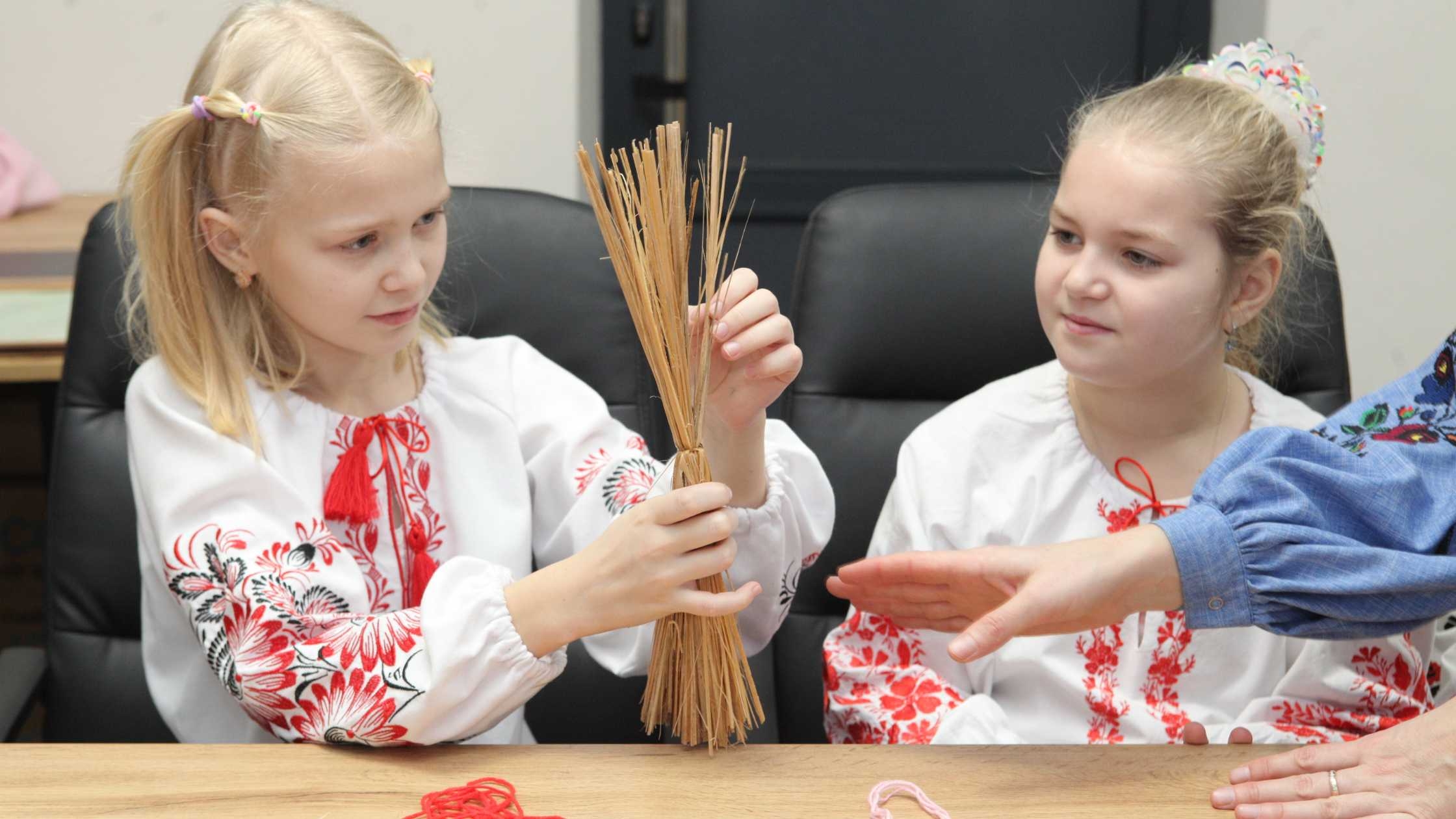 У Вінницьких Хуторах для дітей провели майстерклас з рогозоплетіння