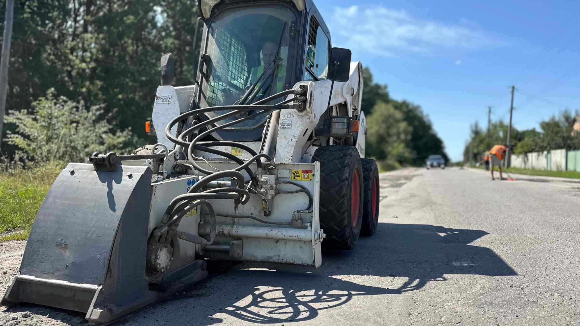 У Вінницьких Хуторах почали ямковий ремонт дороги