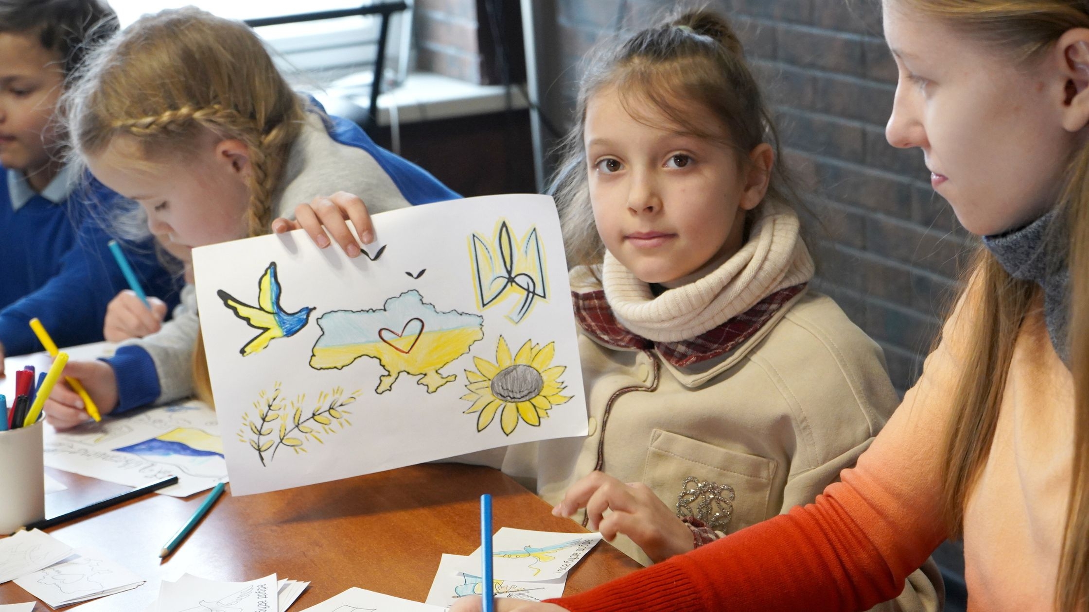 У VinSmart Центрі юні вінничани разом із батьками виготовляли окопні свічки