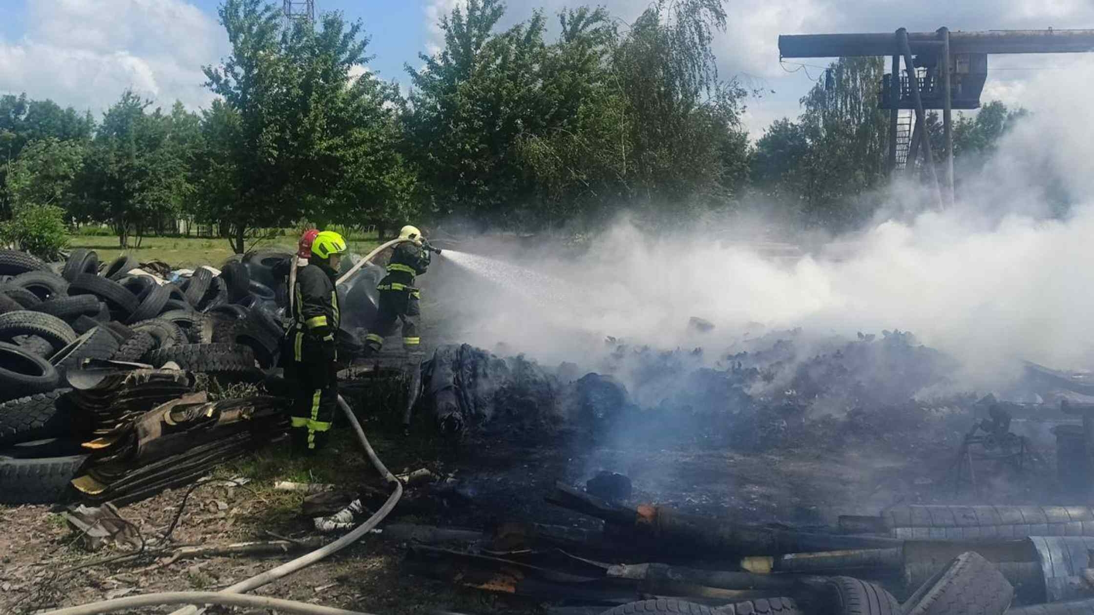 У Вороновиці рятувальників викликали, щоб загасити шини