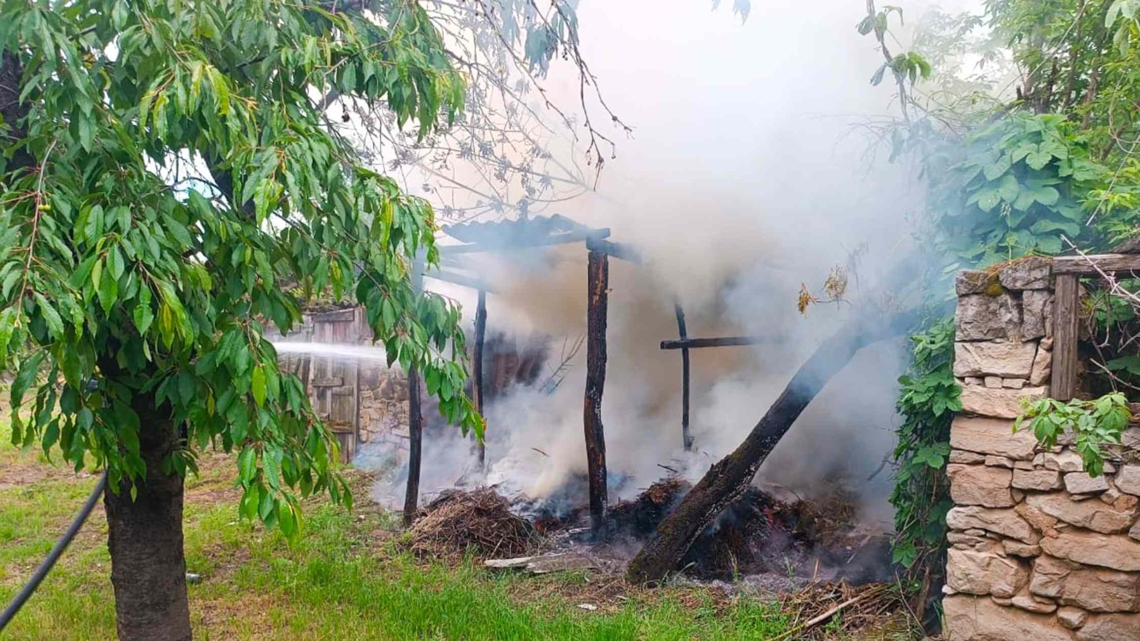 У Ямполі загорілась господарська будівля, а у Вінниці — прибудова до гаража