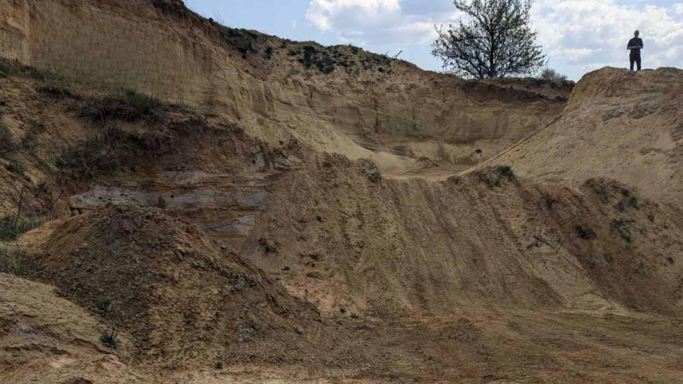 У Жмеринському районі незаконно розробляли шестиметровий піщаний кар'єр