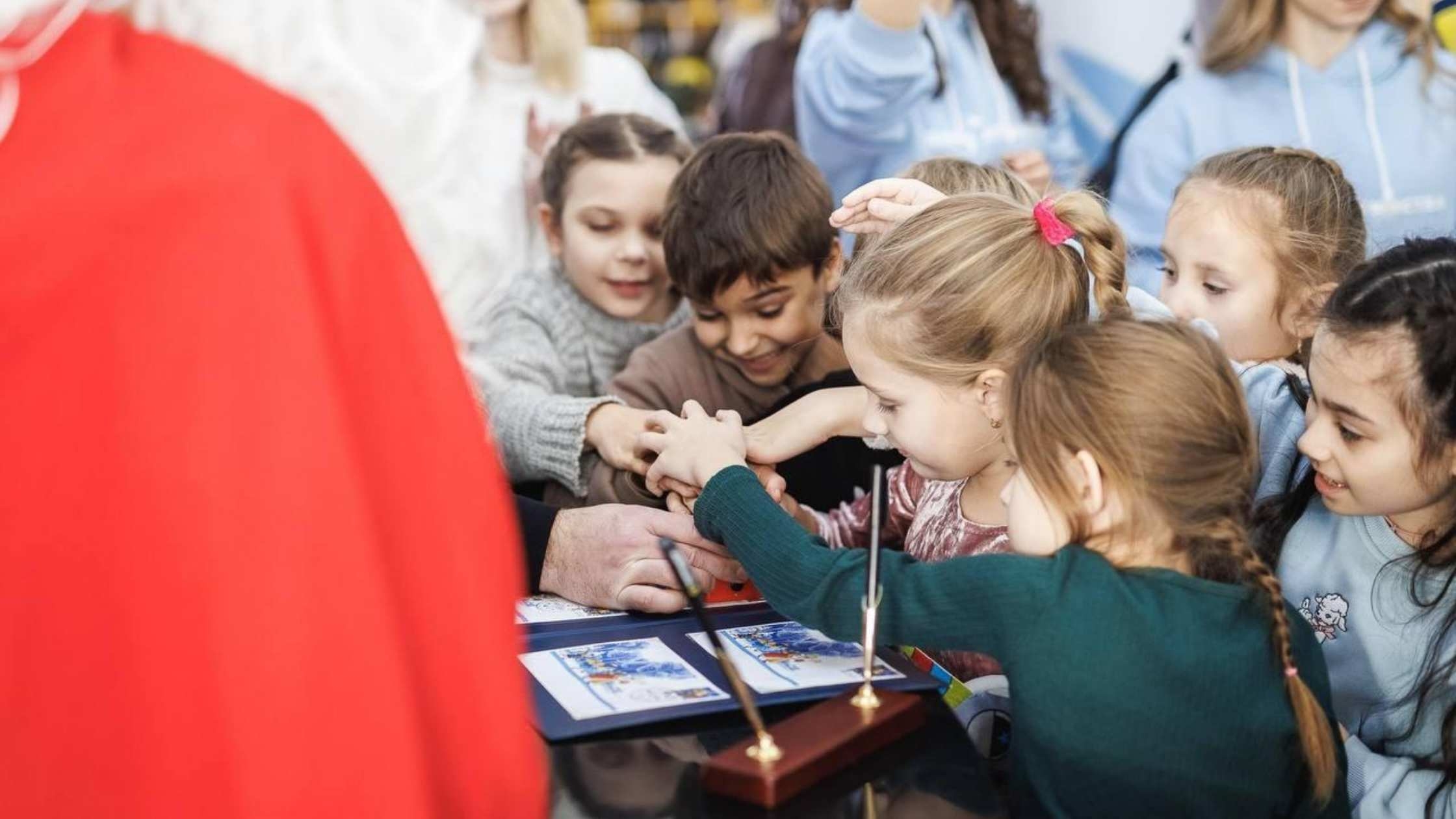 Укрпошта відкрила Різдвяну резиденцію та презентувала марку «Світло Миколая»