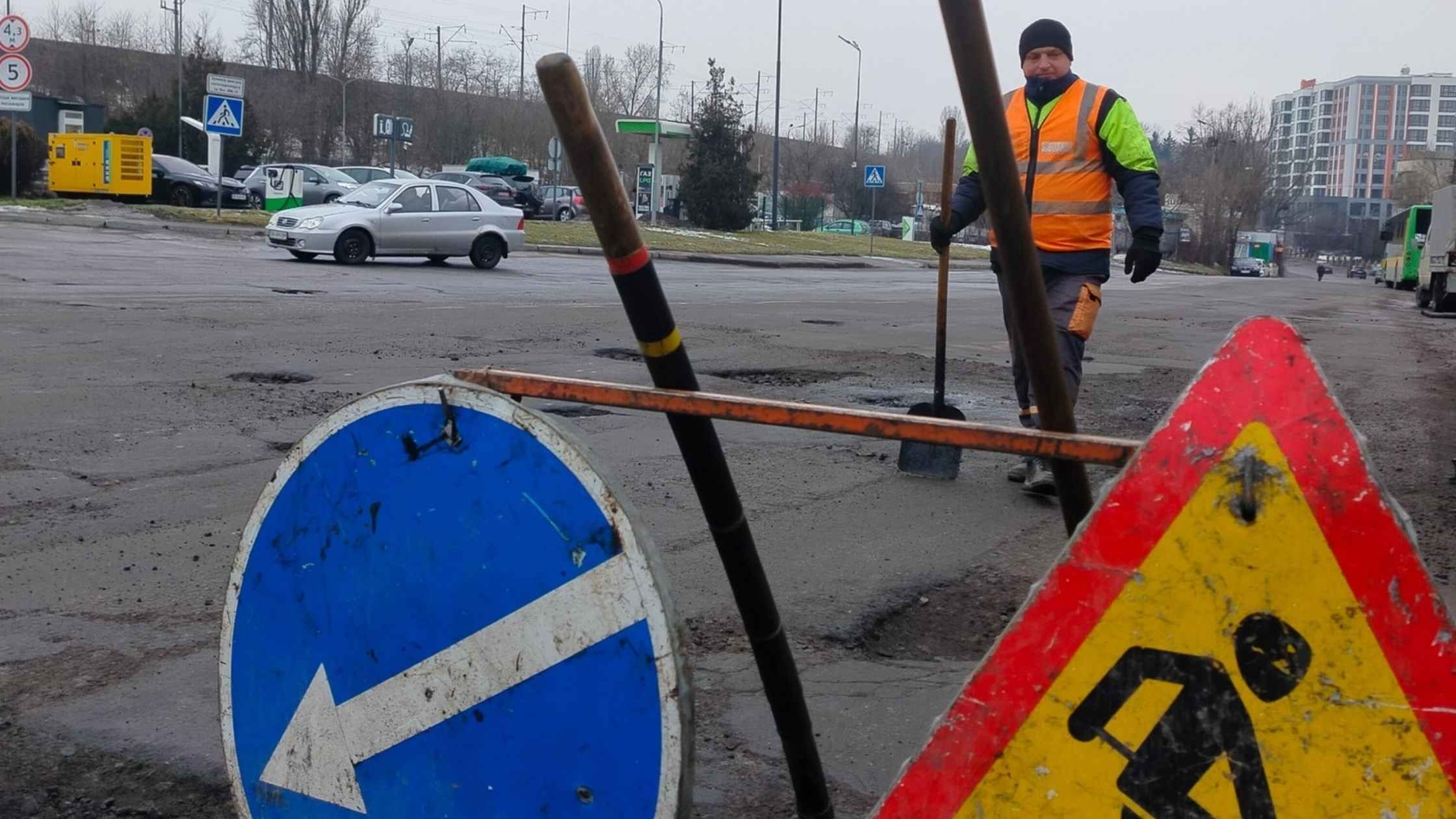Усувають найкритичніші пошкодження до початку основних ремонтів доріг Вінниці