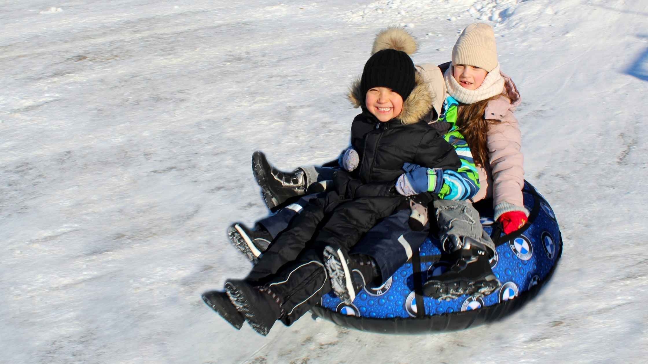 В Іллінцях комунальники не лише розчистили сніг, а й подарували дітям снігову гірку